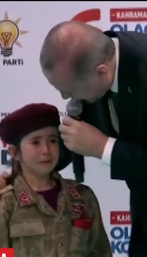 Президент Туреччини спробував заспокоїти заплакану дівчинку, пообіцявши їй похорон з почестями