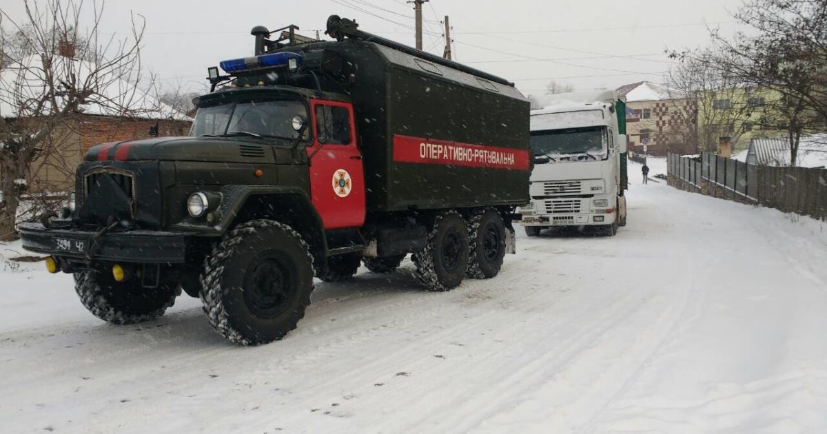 Украину замело: на трассах образуются километровые пробки, а из сугробов вытаскивают машины