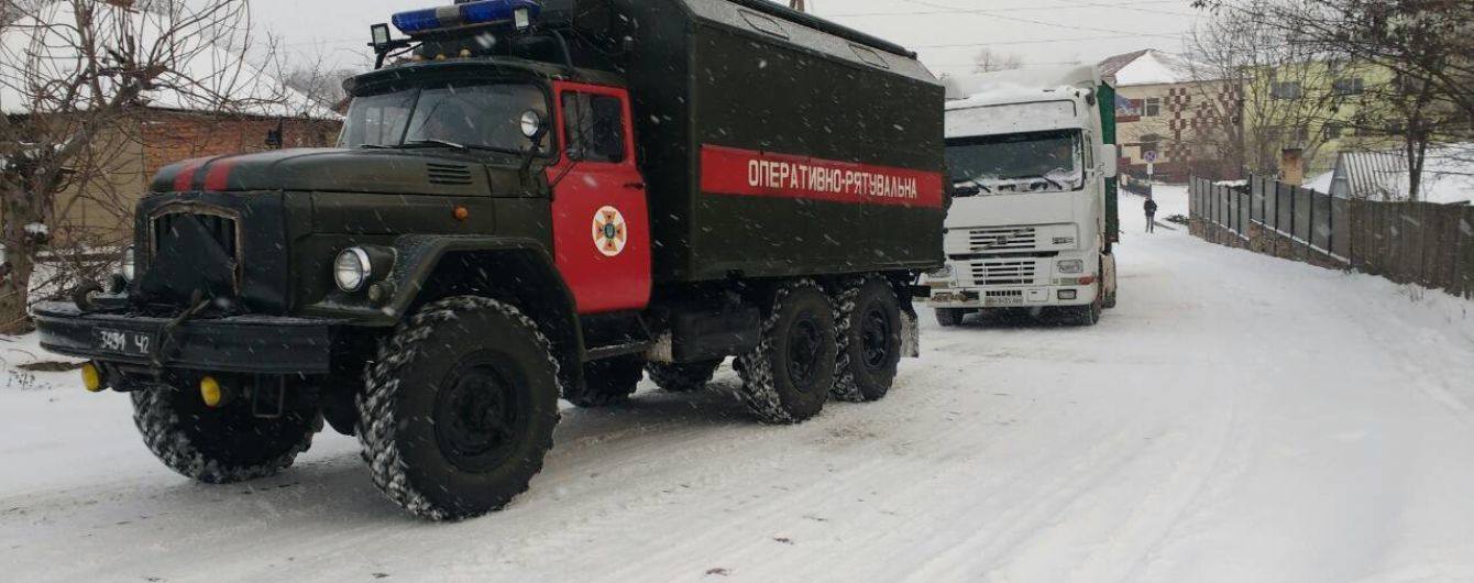 Україну замело: на трасах утворюються кілометрові затори, а з кучугурів витягають автівки