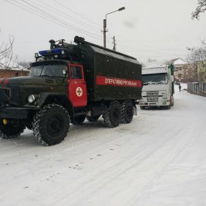 Украину замело: на трассах образуются километровые пробки, а из сугробов вытаскивают машины
