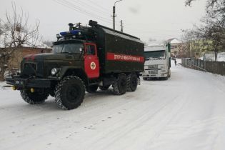 Україну замело: на трасах утворюються кілометрові затори, а з кучугурів витягають автівки