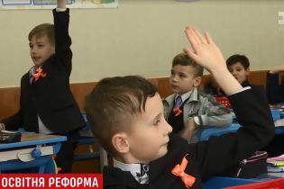 Українські першачки отримали підручники з технологією мультиків