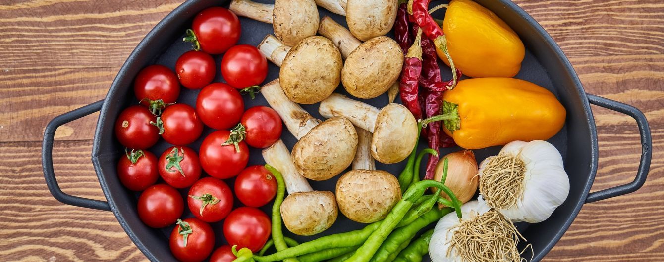 Печериці та волоські горіхи. Які продукти важливо вживати на початку весни