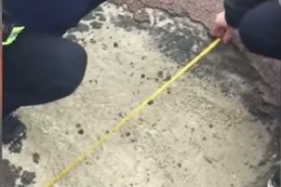На Ровенщине копы составили протокол на водителя, который въехал в яму на дороге и повредил колесо