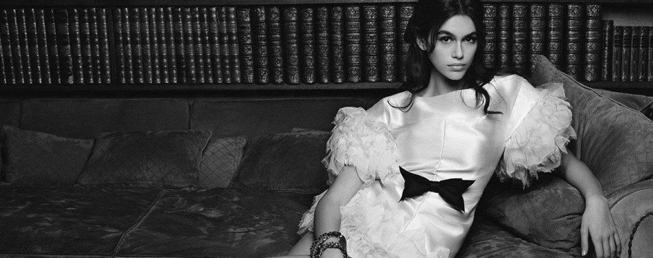 В нарядах Chanel на диване: красивая Кайя Гербер в новой съемке Карла Лагерфельда
