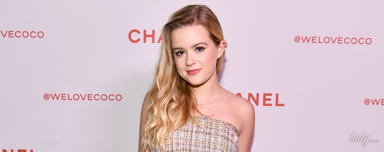 Стильная, как мама: 18-летняя дочь Риз Уизерспун сходила на выставку Chanel