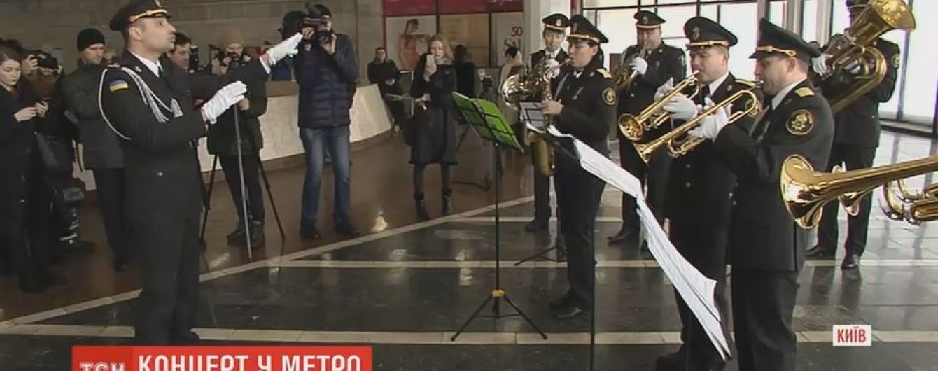 Оркестр и тюльпаны: киевский метрополитен развлек пассажиров в первый день весны