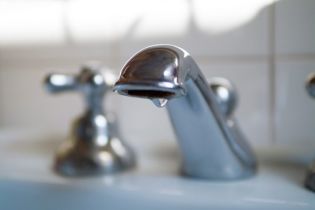 Гройсман доручив невідкладно відновити водопостачання Маріуполя та Волновахи