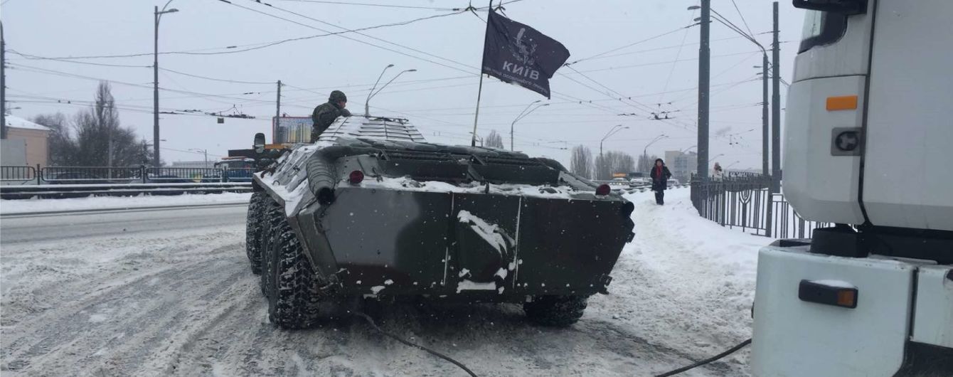 В Киеве полиция на БТРах вытягивает грузовики из снега