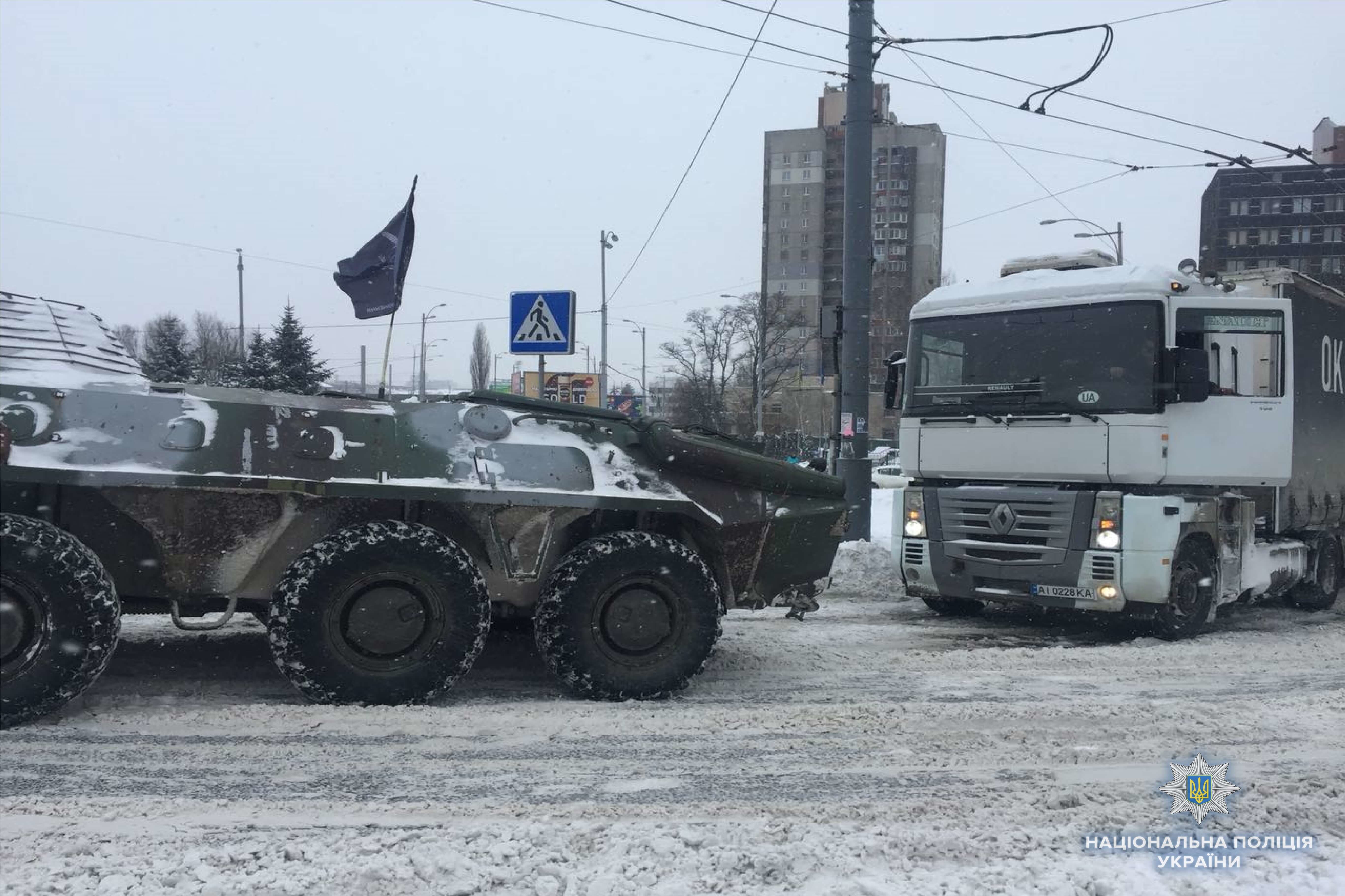 БТР допомагає вантажівкам у Києві