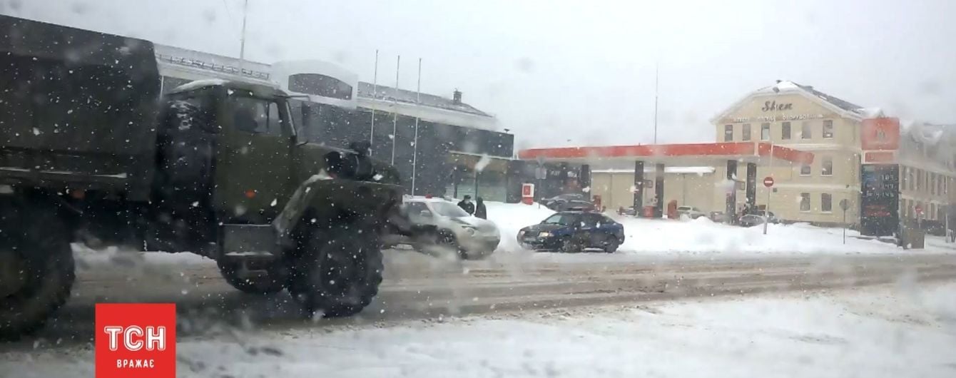 В Криму потужний снігопад залишив три десятки населених пунктів без світла