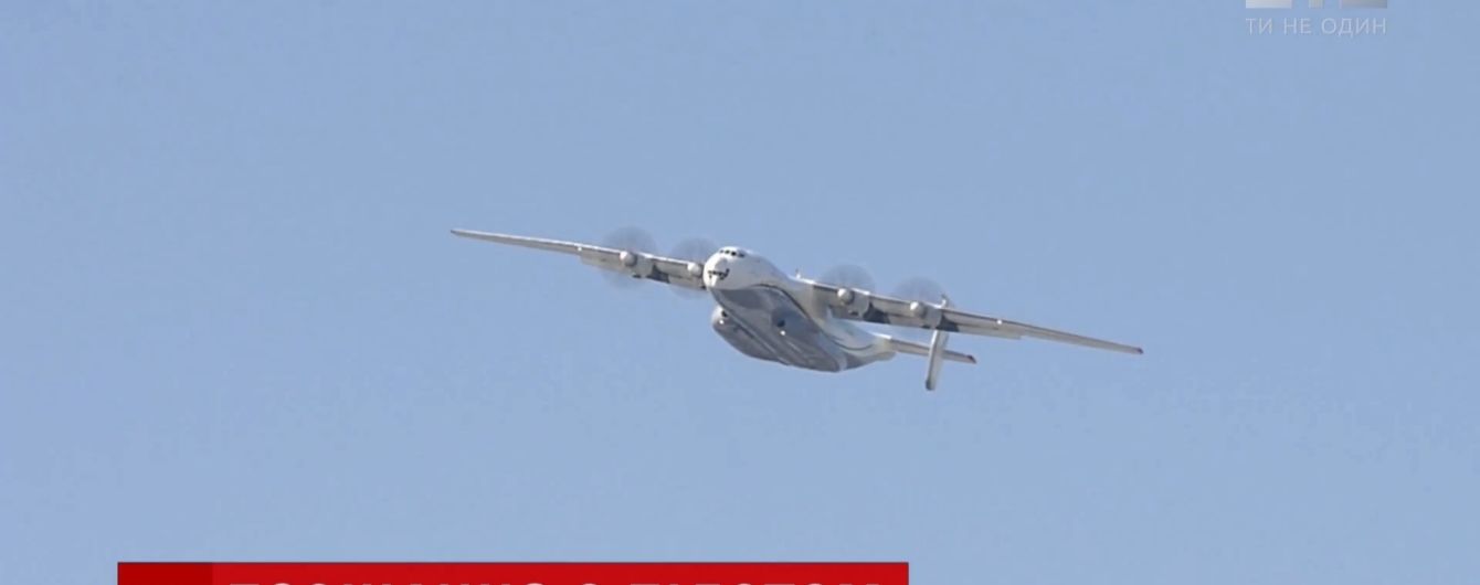 У Києві з військовими почестями і прольотом Ан-22 над могилою поховали легендарного пілота "Антонова"