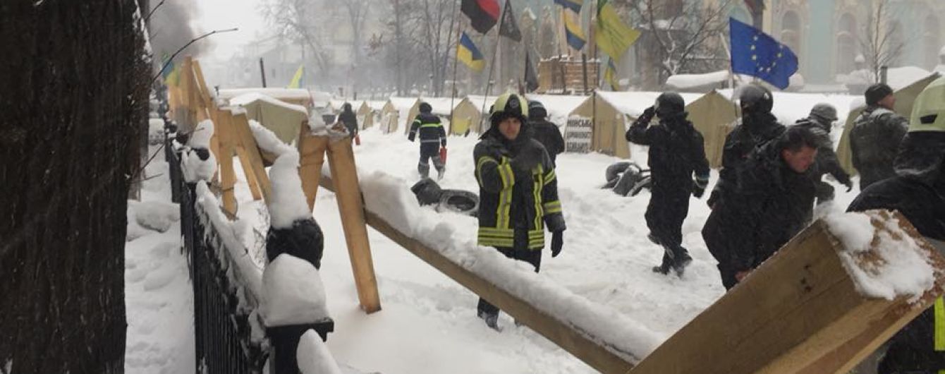 Шестеро активістів та четверо поліцейських постраждали в сутичках під Радою