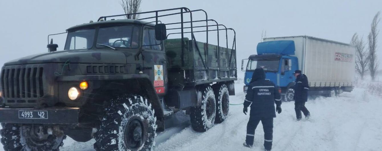 Атака снігової негоди: знеструмлені десятки населених пунктів та обмежений рух автодорогами