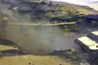 У Києві та Харкові масштабно прорвало теплотраси: сотні людей та медзаклади залишились без опалення