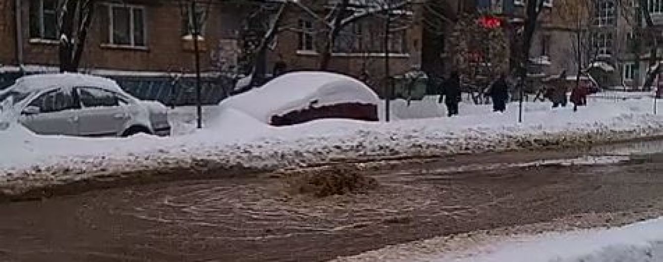 В Киеве посреди дороги образовался "гейзер", полиция перекрыла полосу движения