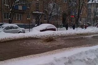 В Киеве посреди дороги образовался "гейзер", полиция перекрыла полосу движения
