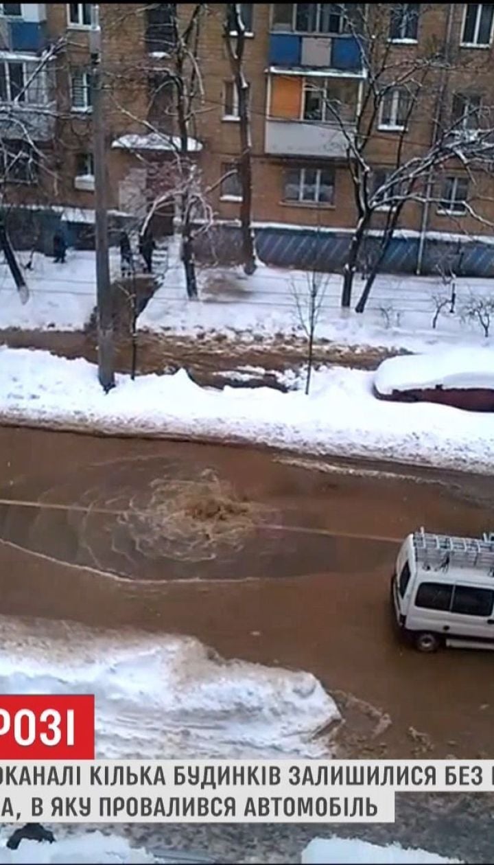 Гейзер на дороге: в столице ликвидируют очередную аварию водоснабжения