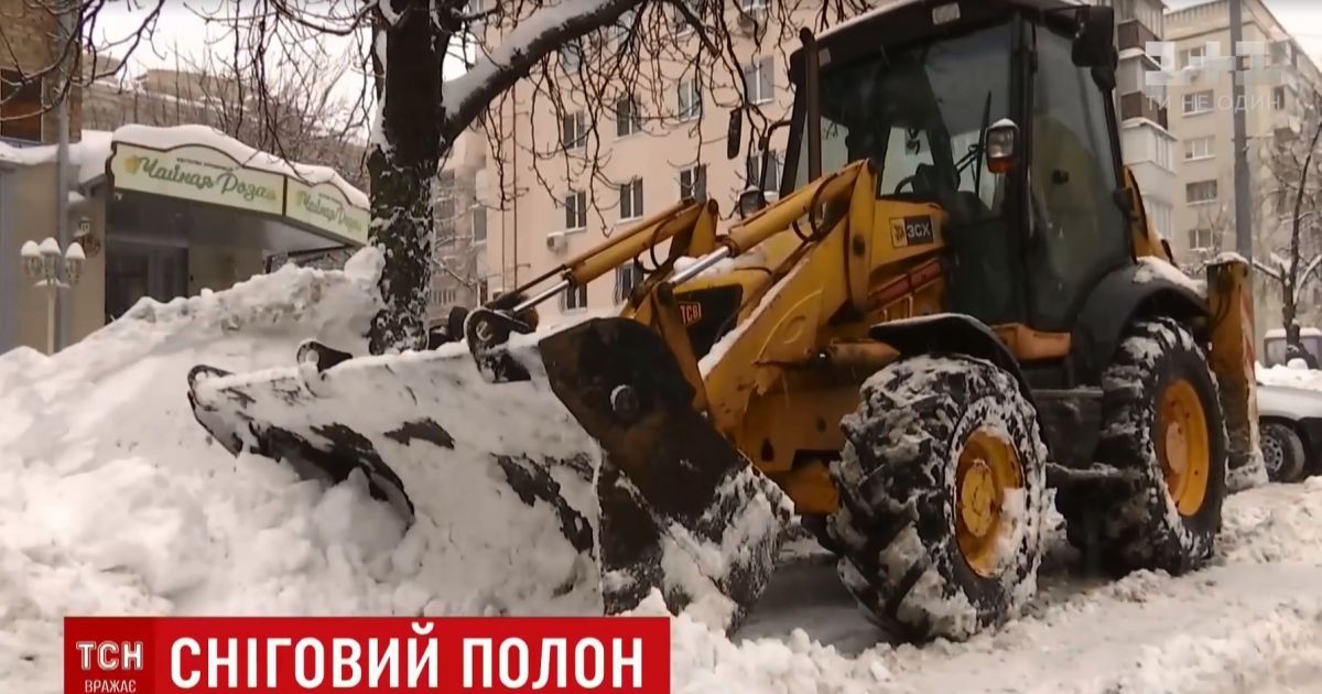 У Києві снігоприбиральна техніка поспішає на приватні замовлення, коли цілі райони стоять нерозчищеними