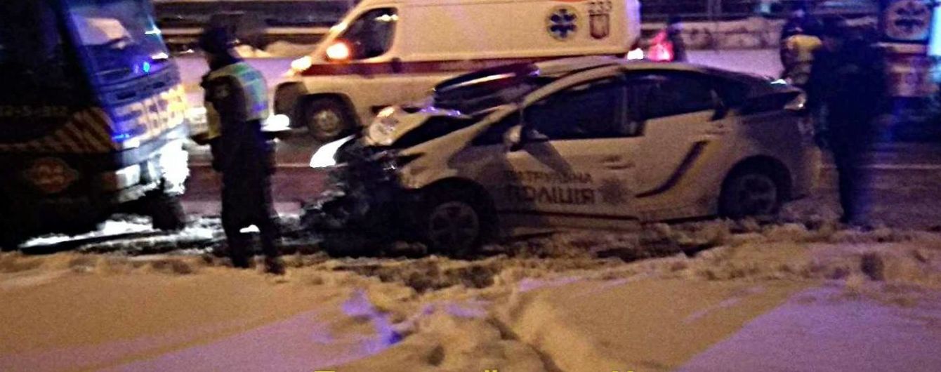 У Києві патрульні на порожній дорозі влетіли в евакуатор, є постраждалі