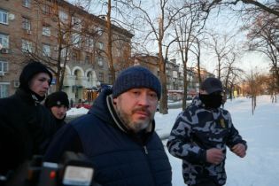 Активісти влаштували Крисіну біля суду "коридор ганьби" зі стусанами і плювками