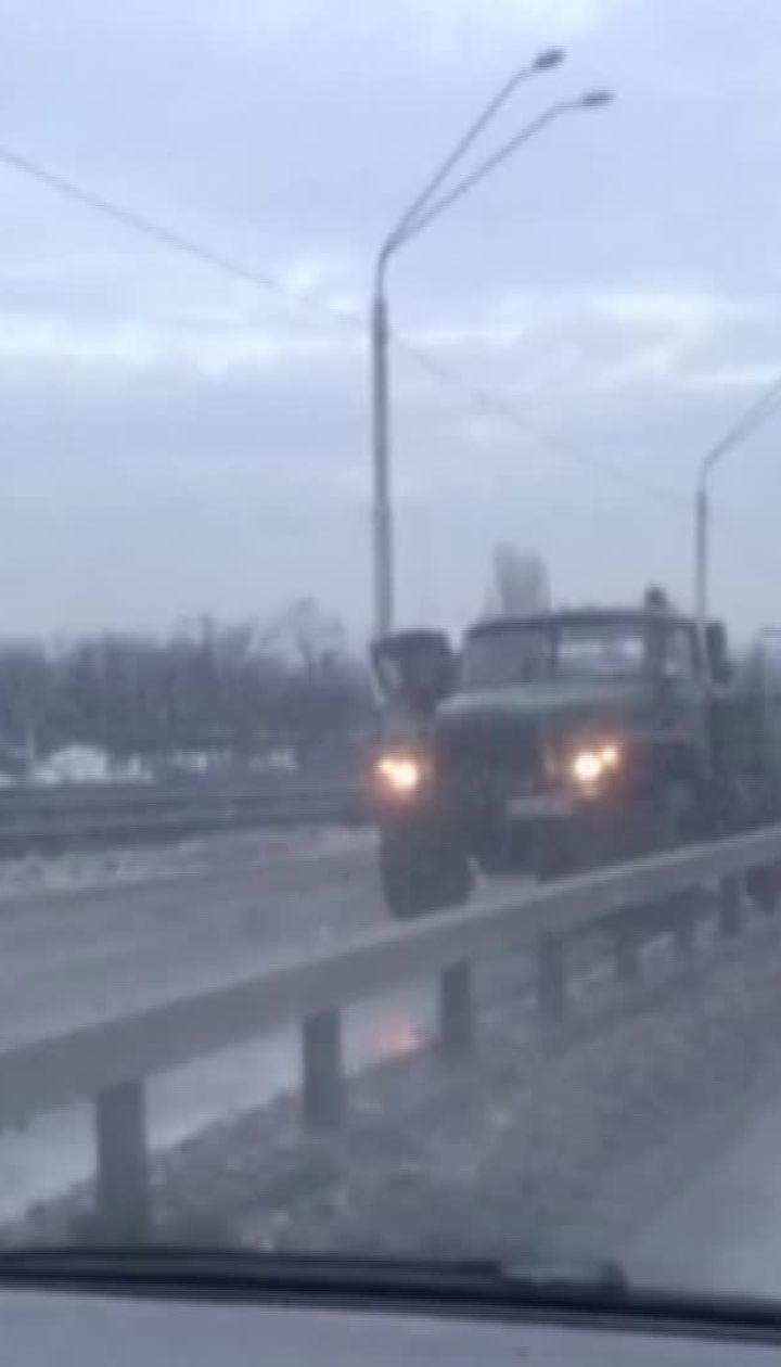 Поблизу метро "Нивки" перекинулась військова бронемашина
