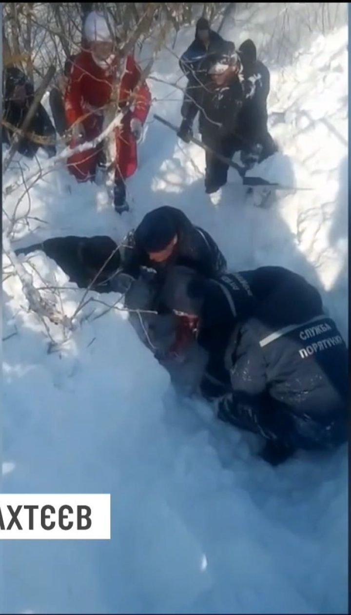 На Харківщині 12-річна дівчинка провела більше години під тоннами снігу