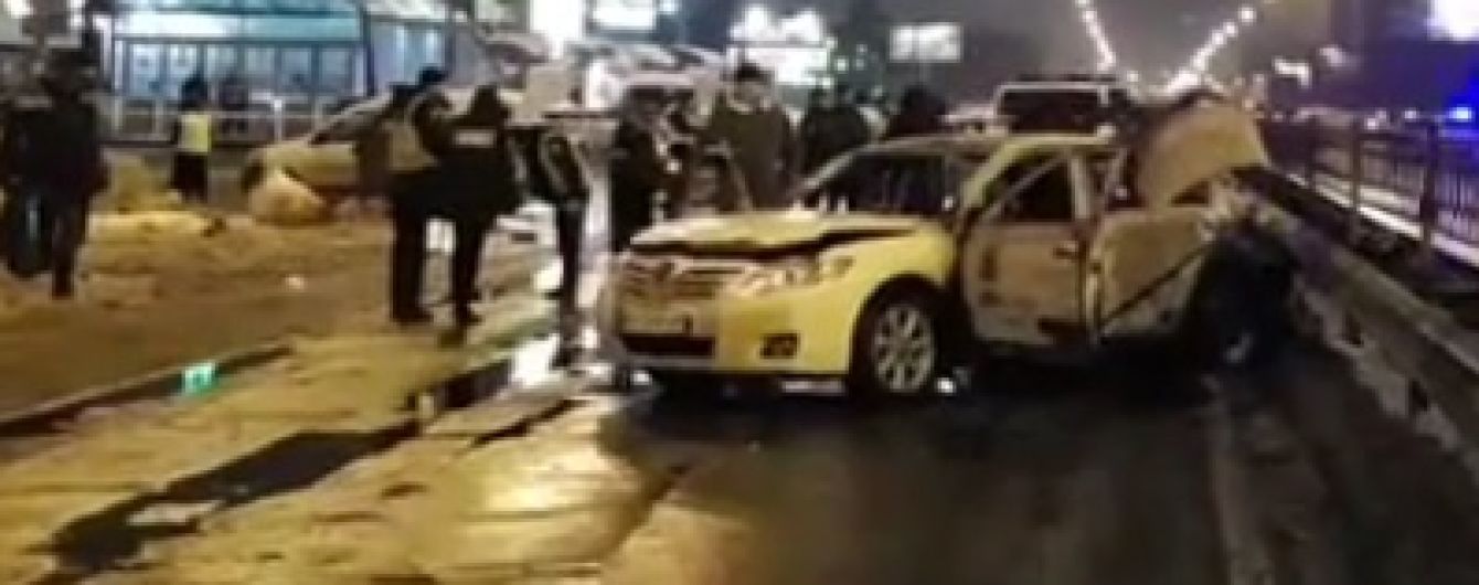 У Києві біля станції метро в машину кинули дві гранати, є постраждалий - соцмережі