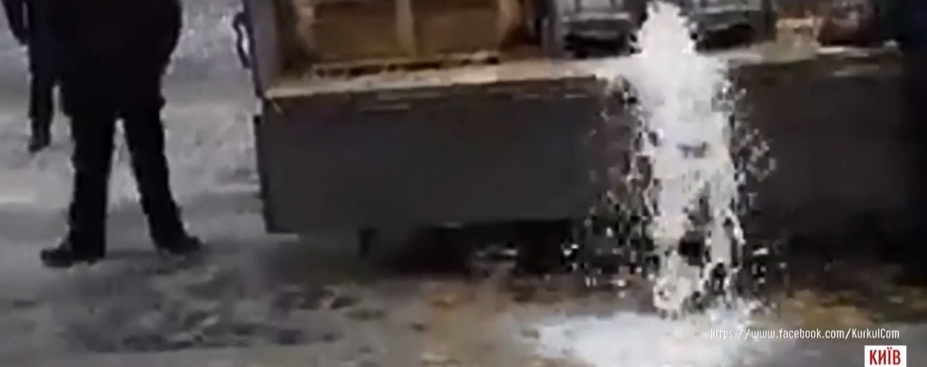 У Києві під будівлю Кабміну вилили тонну молока
