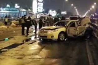 В Киеве возле станции метро в машину бросили две гранаты, есть пострадавший - соцсети