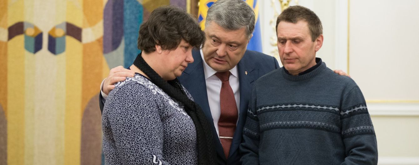 Порошенко посмертно нагородив українську дівчину-воїна Сабіну Галицьку