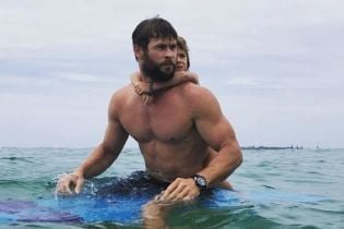 Звезда фильма "Тор" Крис Хемсворт рассмешил юзеров своим зажигательным танцем на пляже