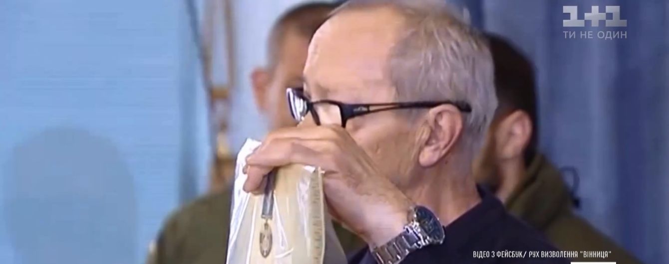 Ветерани АТО у Вінниці зірвали з себе нагороди і лишили їх у міській раді