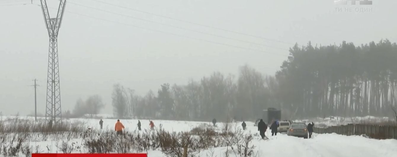 На Київщині серед снігових заметів між селами зник 20-річний електрик
