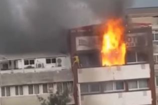 Очевидцы сняли на видео падение женщины с 5 этажа горящего отеля в Турции