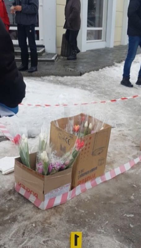 В Кропивницком двое мужчин ограбили торговцев цветами