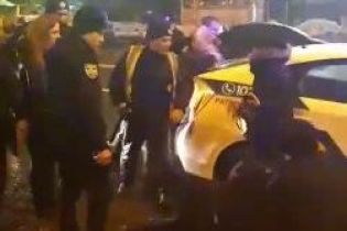 У Києві сталася масова бійка, одному з її учасників проломили голову – соцмережі