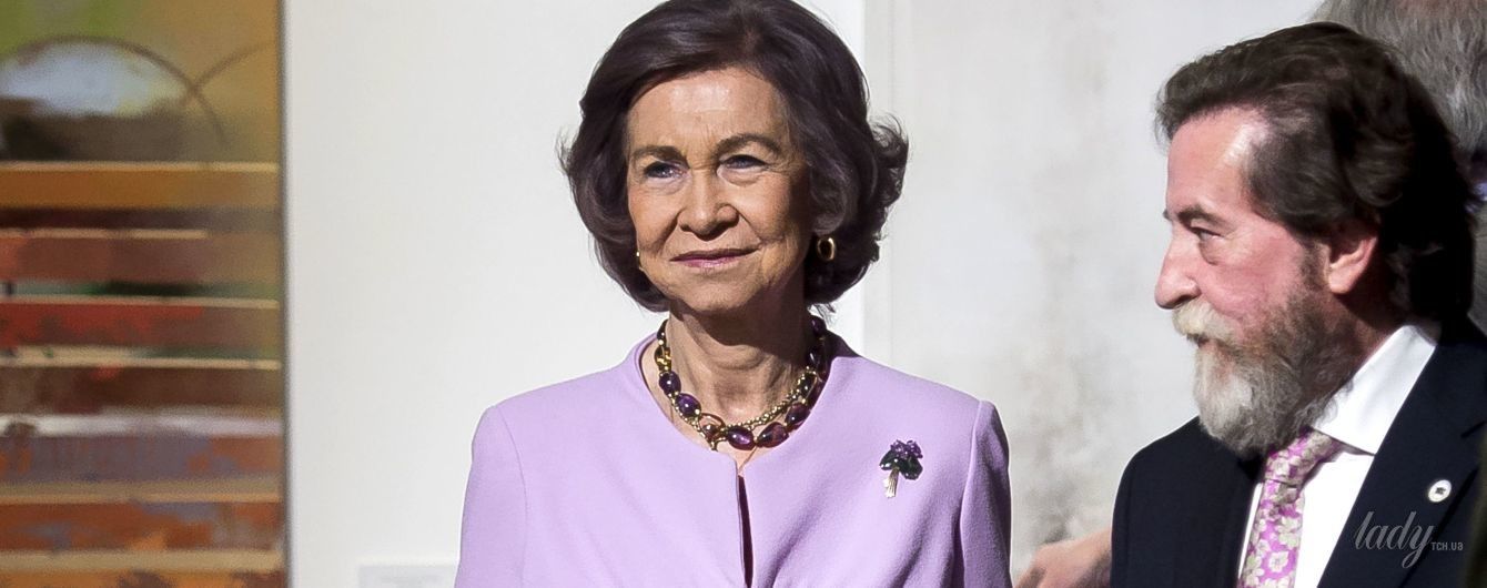 В сиреневом костюме и с сумкой Chanel: 79-летняя королева София на светском мероприятии