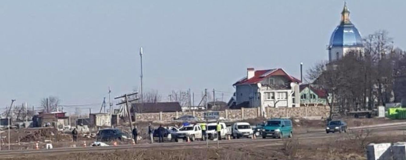 На Львівщині від причепа вантажівки відірвалось колесо і влетіло в зупинку, загинула жінка