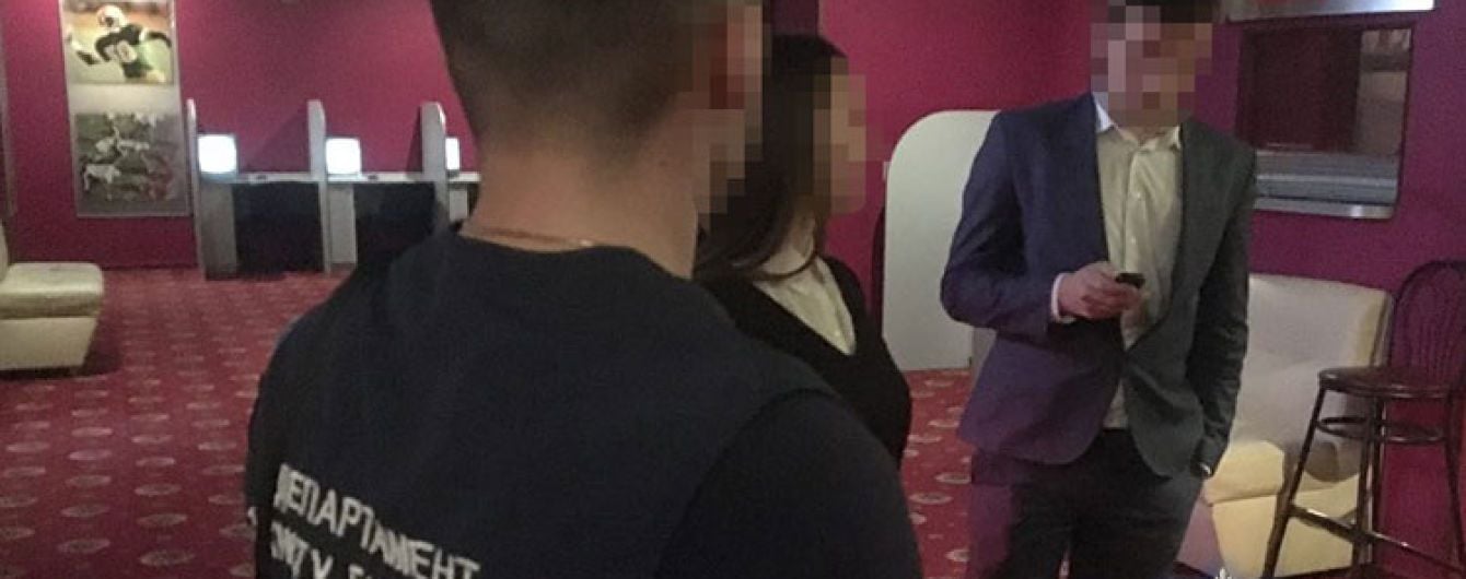 У Харкові "прикрили" мережу замаскованих гральних закладів і підпільний алкоцех