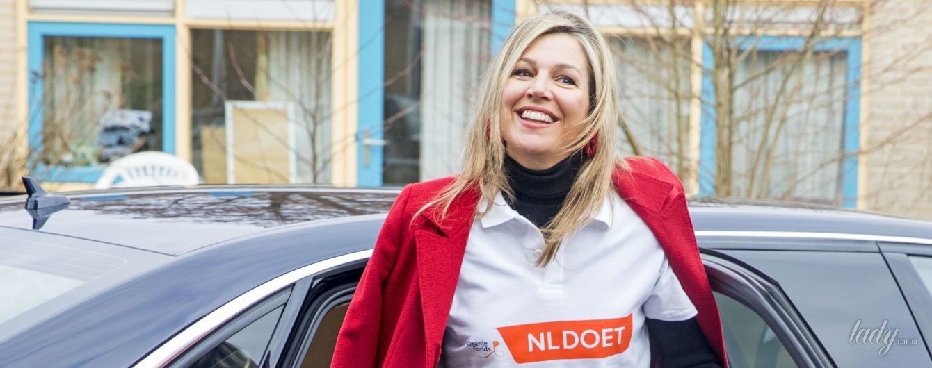 В брюках с лампасами и ярком пальто: королева Максима на благотворительном мероприятии