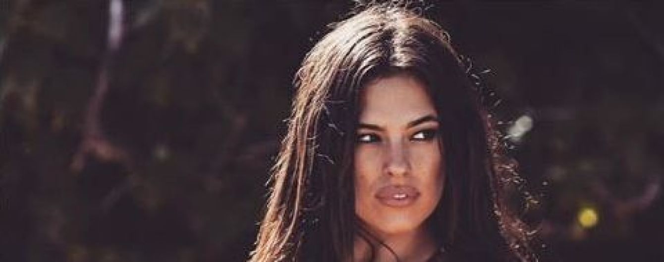 Модель plus-size Ешлі Грем здивувала дитячою світлиною, де схожа на хлопчика-футболіста