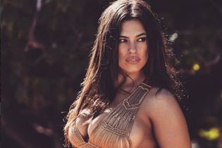 Модель plus-size Ешлі Грем здивувала дитячою світлиною, де схожа на хлопчика-футболіста