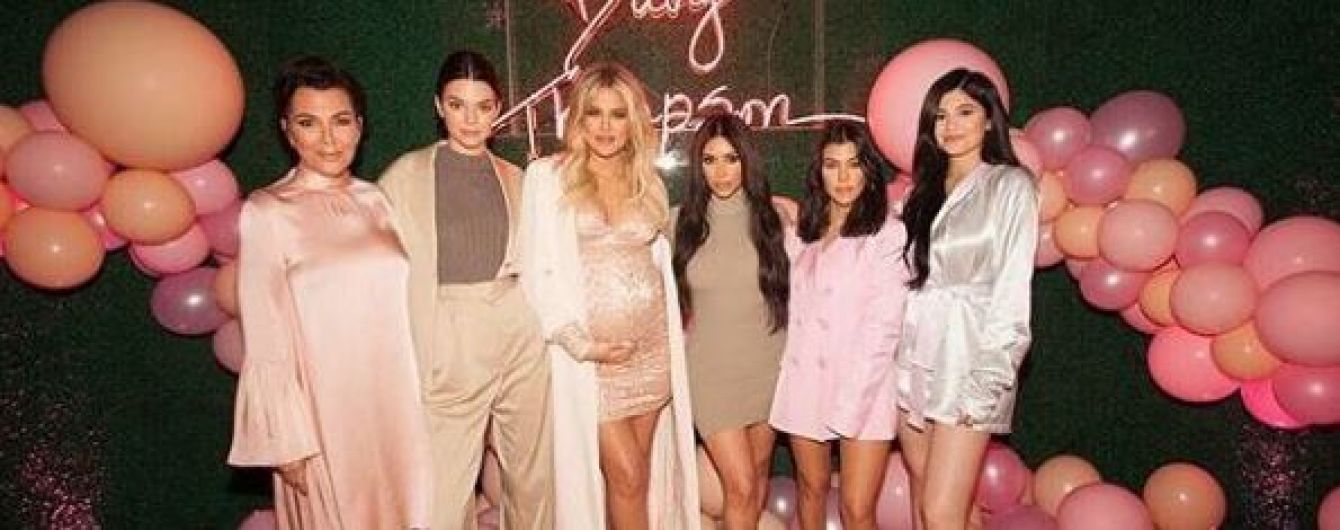 Вагітна Хлое Кардашян влаштувала сімейний baby shower у рожевих тонах