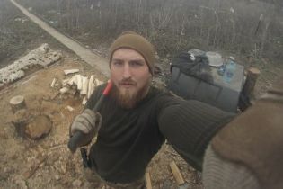 Червоноград попрощався з азовцем Юрієм Луговським. Тіло бійця зустрічали навколішки зі свічками