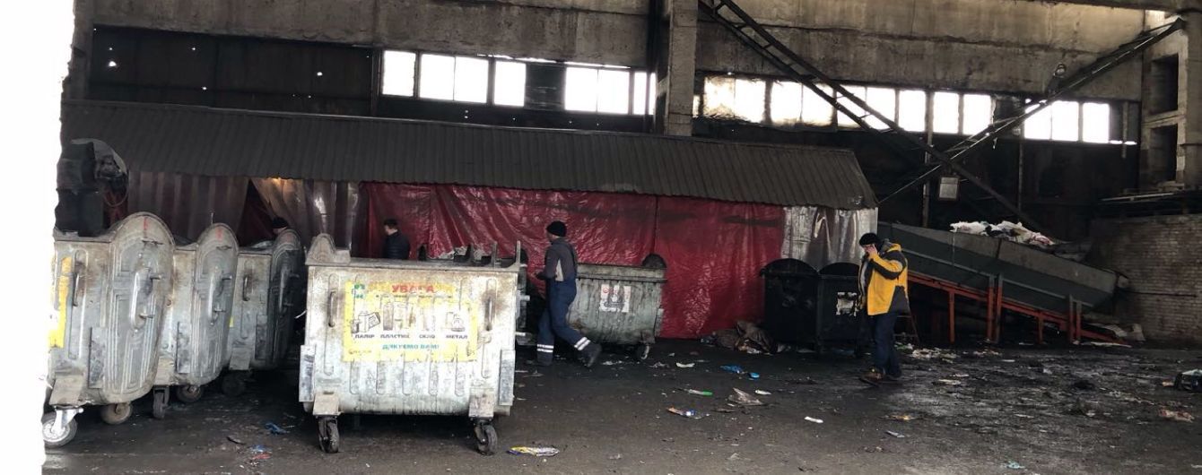 У Києві в сміттєвому контейнері на території заводу знайшли тіло немовляти