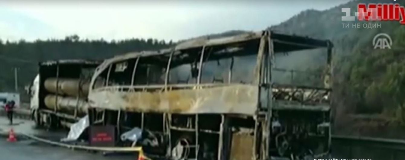 В Турции рейсовый автобус врезался в грузовик: 13 пассажиров погибли