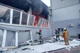 В Киеве сгорел огромный склад и едва не взорвались баллоны с газом и не загорелся офисный центр