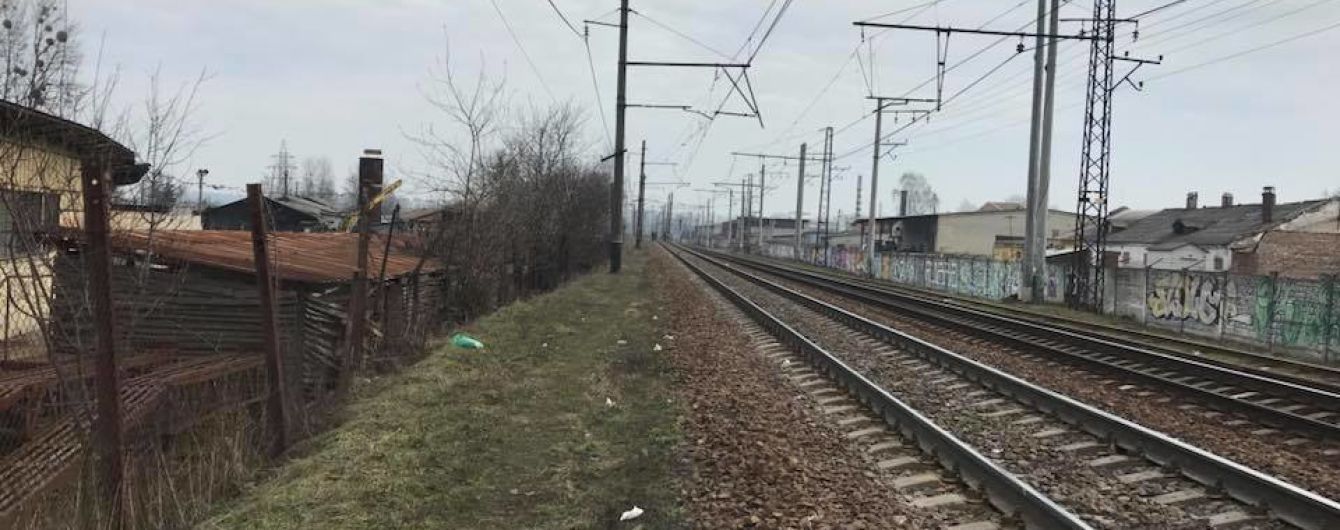 Под Киевом хулиганы камнями забрасывают поезда