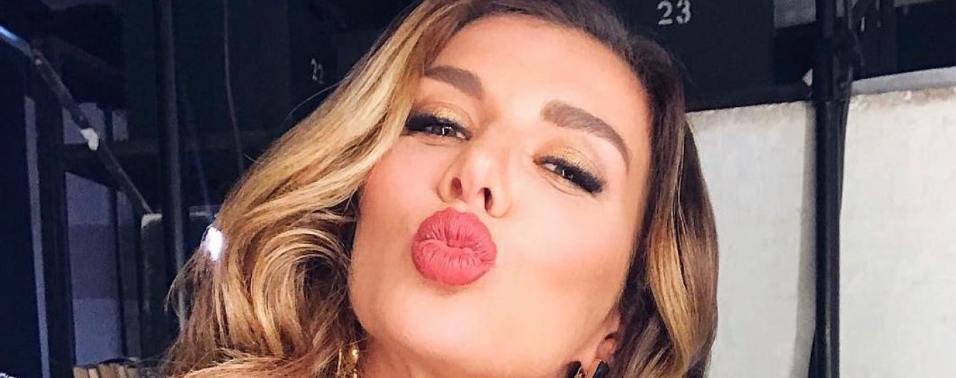 Анна Седокова впечатлила пышным декольте